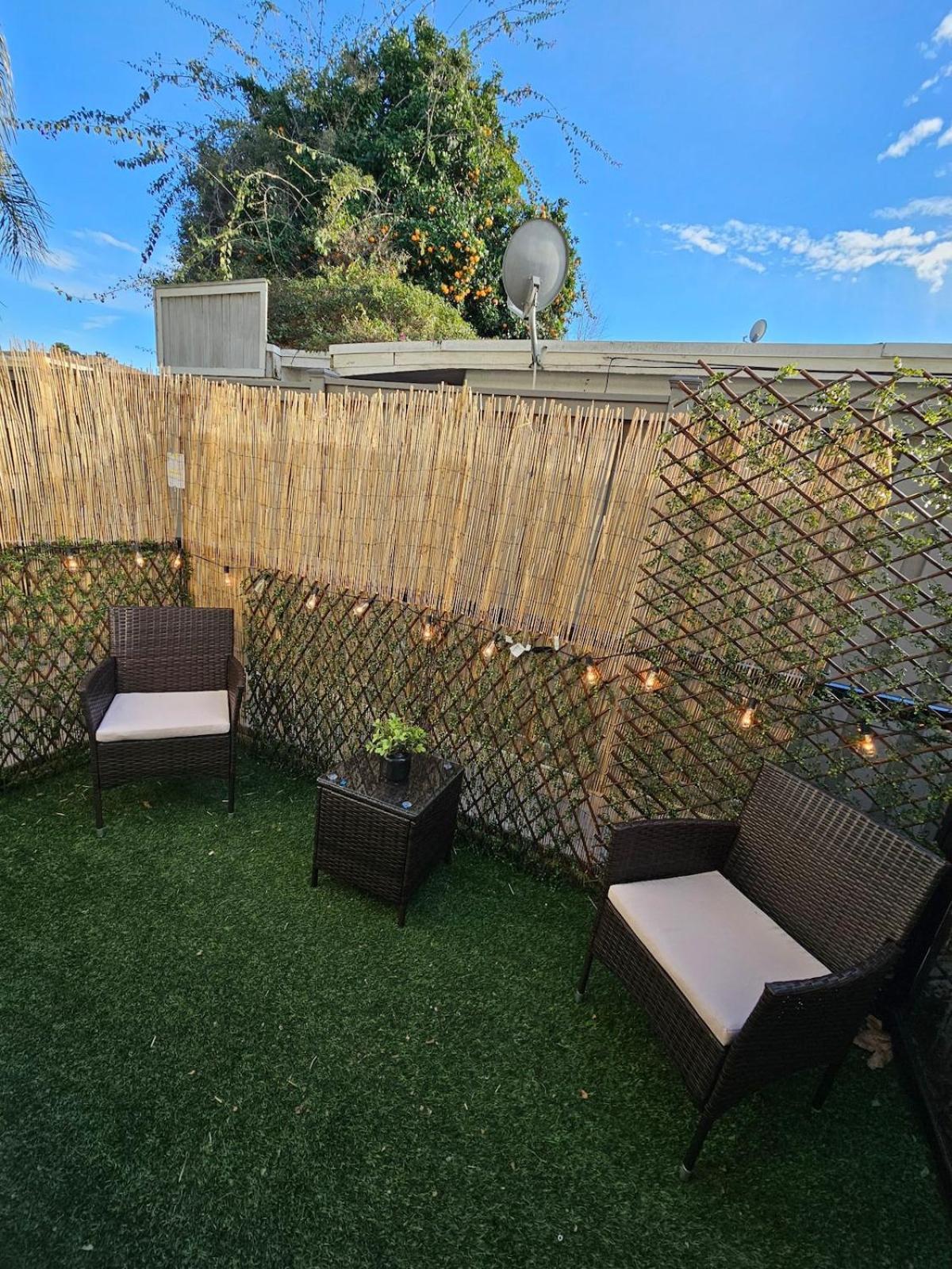 The Perfect In Culver Palms Patio And Parking *