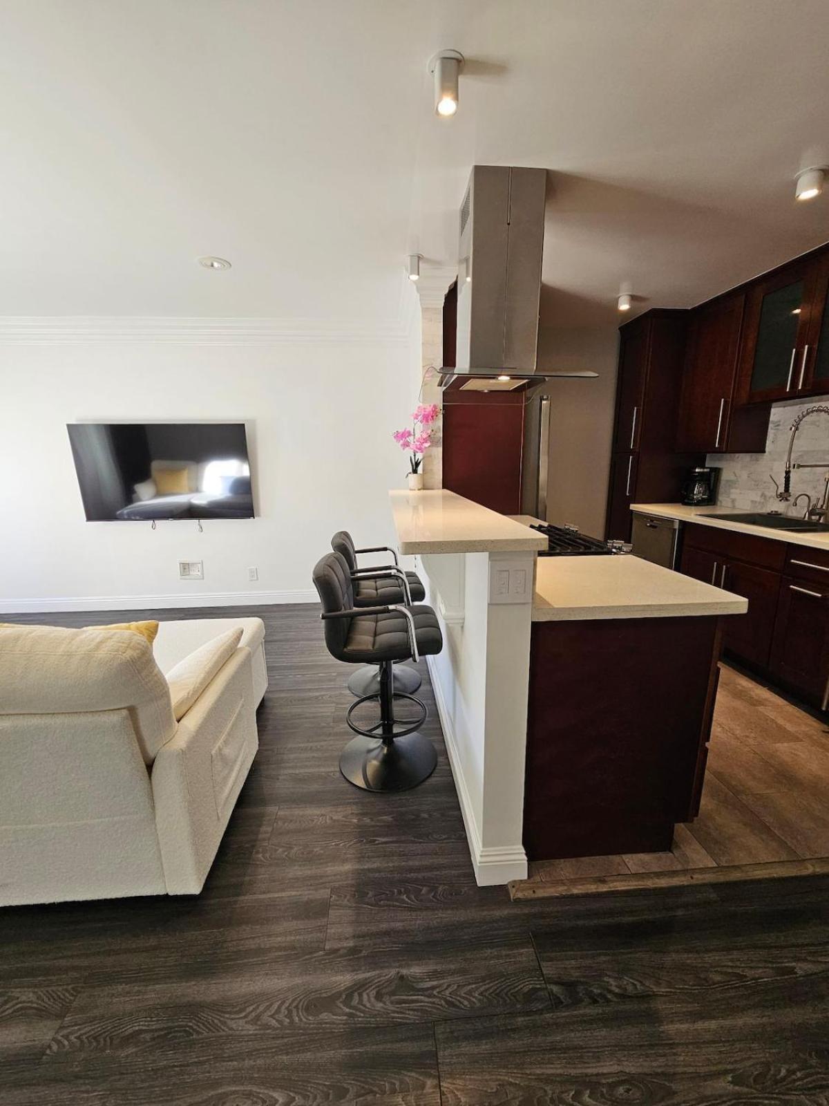 The Perfect In Culver Palms Patio And Parking *