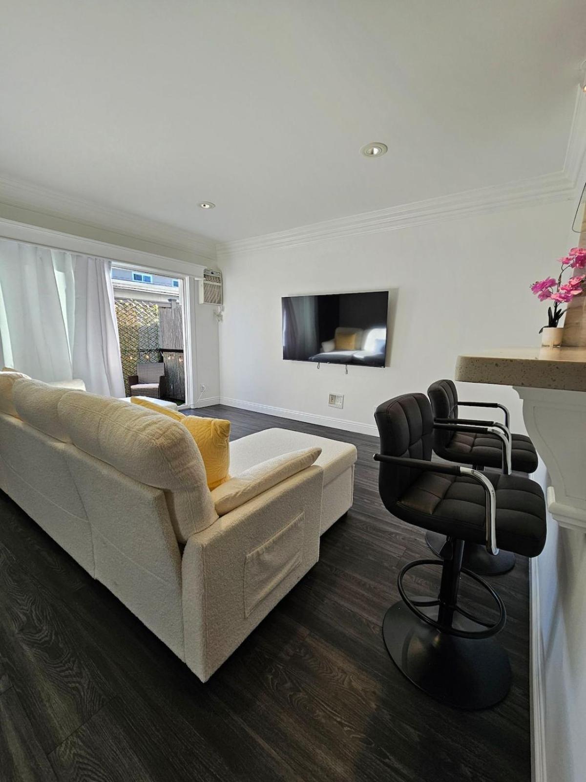 The Perfect In Culver Palms Patio And Parking *