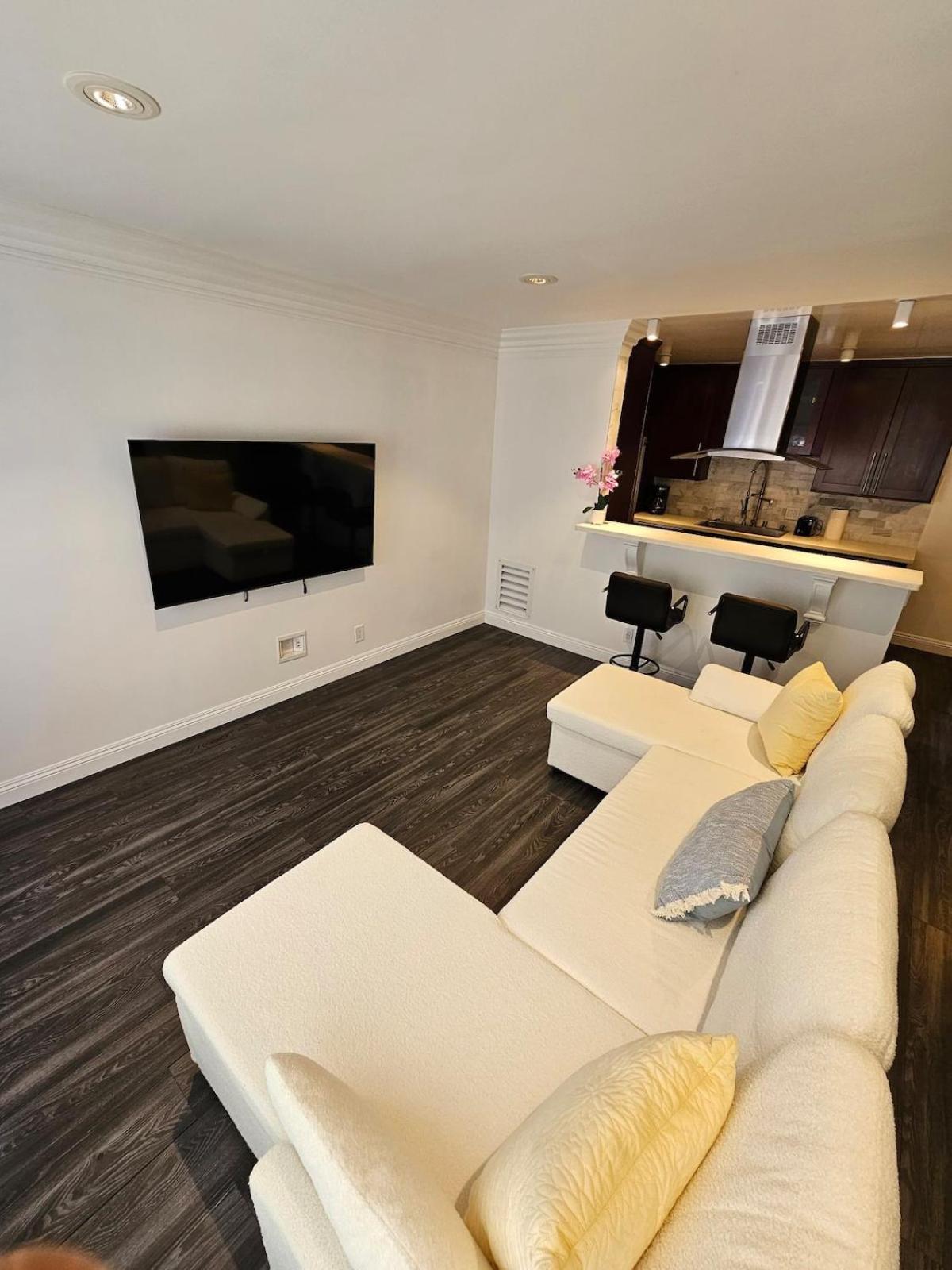 The Perfect In Culver Palms Patio And Parking *