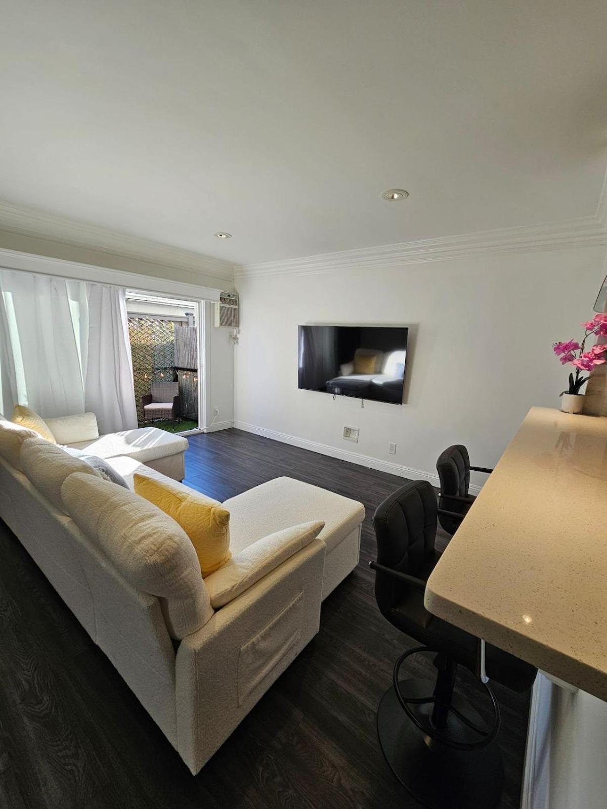 Apartment The Perfect In Culver Palms Patio And Parking *